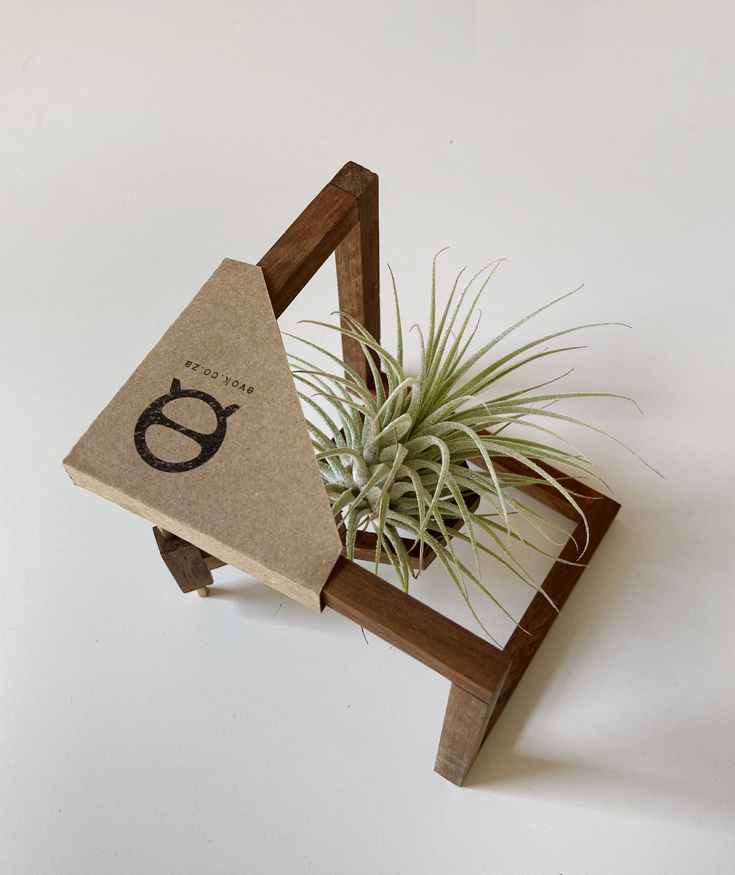 Zigzag stand